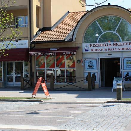 Ett alagt ledstråk fis i mitte av Hammartorget, me det är svårt att aväda för att hitta till specifika butiker.
