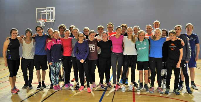 SVENSK SEGLING: UTBILDNING & KLUBBAR Teamkänsla på JR Camp Den 21 22 oktober samlades 30 seglare i åldern 16-18 år på Bosön för Jr Camp för att få inspiration och kunskap för sin fortsatta segling.