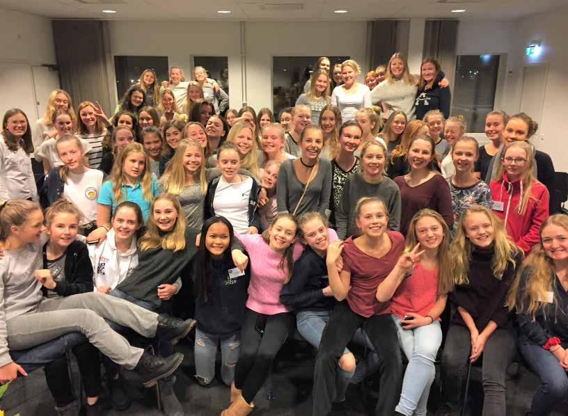 SVENSK SEGLING: UTBILDNING & KLUBBAR Fullbokad juniortjejträff maxad med inspiration Det blev två fullmatade dagar med inspiration, kunskap, träning och kul med kompisar på SSF:s Juniortjejträff på