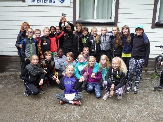 lagt en minibana med SI-enheter på stora gräsmattan och
