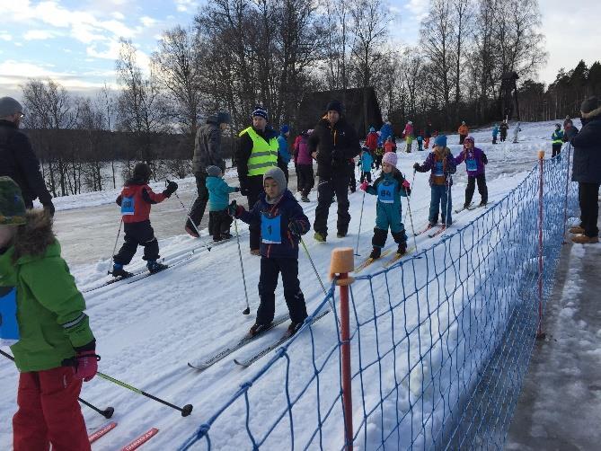 I den yngre gruppen ligger mycket fokus på övningar och lekar som förbättrar skidvana och balans. De allra yngsta var med i Skidkul, med fokus på lek och ibland någon lite lägre tur runt gärdet.
