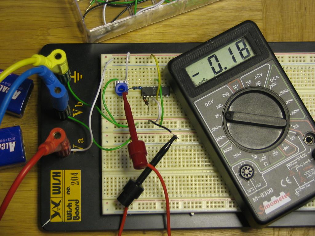 Matar vi in 0.5 V DC in i förstärkaren så får vi ut -5 V DC på förstäkarens utgång om vi har tio gångers förstärkning.