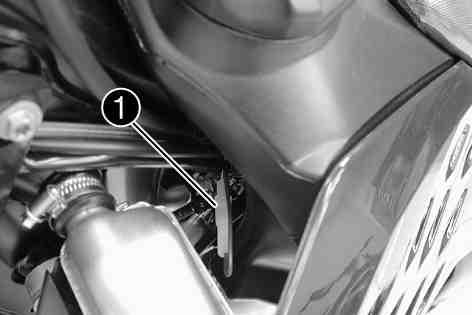 UNDERHÅLL AV CHASSI OCH MOTOR 55 9.70Stickkontakt tändkurva Stickkontakten sitter framför bränsletanken på ramens vänstra sida.