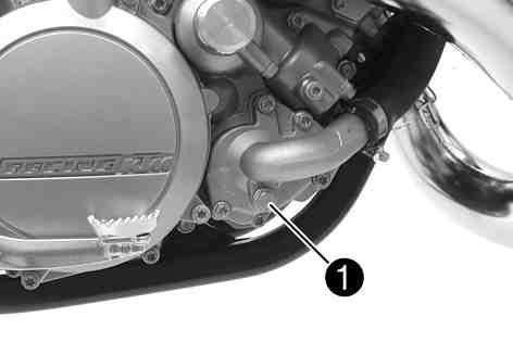 UNDERHÅLL AV CHASSI OCH MOTOR 60 9.81Tappa av kylvätska x Risk för skållskador När motorcykeln körs blir kylvätskan mycket varm och dessutom trycksatt.