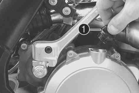 20 Nm Avtappningsskruv för växellådsoljan M10x1 15 Nm (250 SX) Ta bort avtappningsskruven med magnet. Tappa av all växellådsolja. Rengör avtappningsskruven med magnet noggrant.