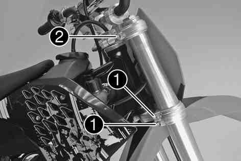 UNDERHÅLL AV CHASSI OCH MOTOR 25 Vridning medsols ger starkare dämpning, vridning motsols ger lägre dämpning vid returrörelsen. 9.