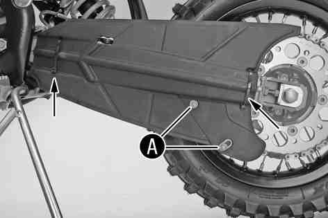 Om kedjan är för starkt spänd ökar belastningen på de komponenter som ingår i kraftöverföringen (kedja, framdrev, bakdrev, lager i växellådan och i bakhjulet).