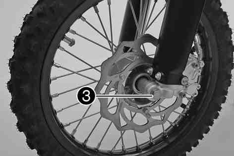Gör rent hjulaxeln och smörj in den. Långtidsfett ( s 75) Lyft in framhjulet i gaffeln, placera det i korrekt läge och sätt i hjulaxeln.