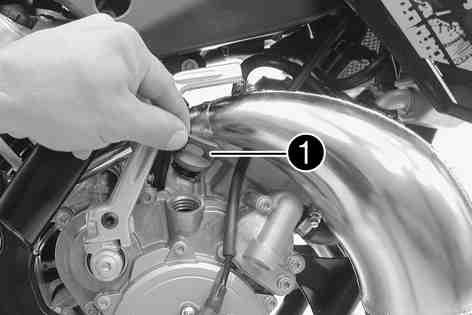Växellådsoljan ska tappas av när motorn är driftvarm. 9.95Fylla på växellådsolja x 300659-10 Ställ upp mtorcykeln mot sidostödet på en vågrät yta. Ställ en lämplig behållare under motorn.
