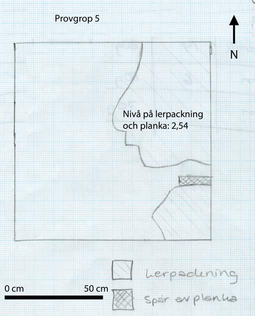 PG 5 grävdes från nivån 2,8. Det översta lagret om 5 cm bestod av ett i senare tid påfört gruslager som utgjort en tidigare vägsträckning. Under detta ett svagt fyndförande jordlager på omkring 30 cm.