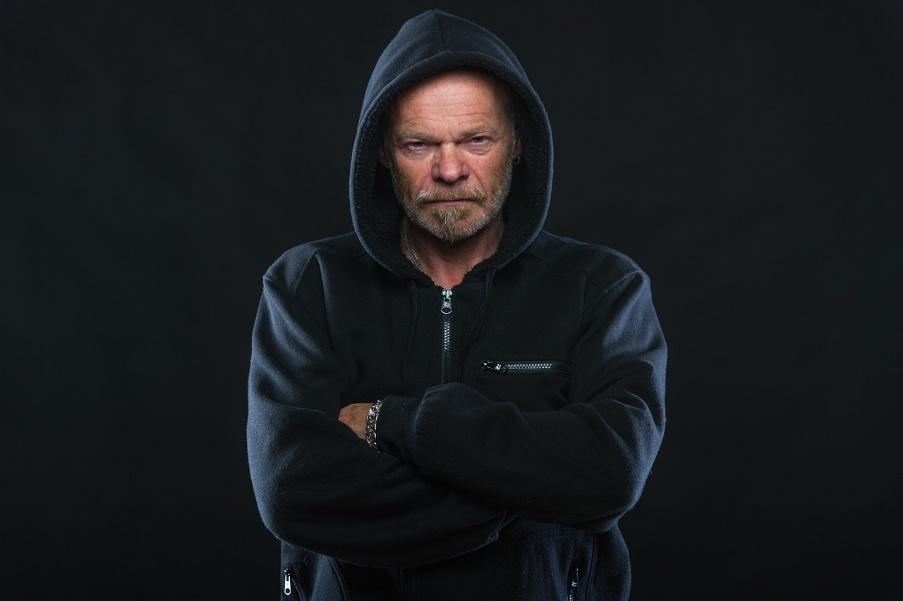 2.3.1 Ilska Ilska är en stark känsla som ofta karaktäriseras genom att man försöker göra sig stor. Axlarna lyfts och armarna skjuter fram och lyfts upp, samt att huvudet lutar bakåt.