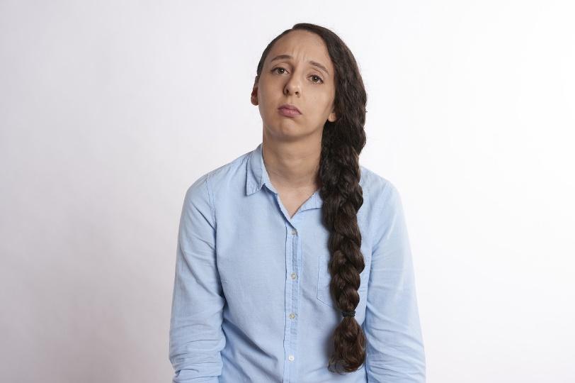 2.3.3 Sorg Till skillnad från de två föregående känslorna, så åker huvudet framåt samt också att vi får en sämre hållning genom att vi lätt krokar ihop i ryggraden.