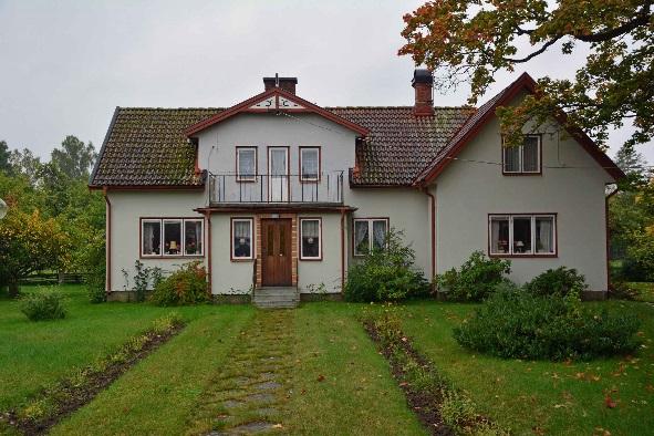 Högsby Bötterum 1:3 Bostadshus Reveterad fasad med tak av betongpannor. Källare under del av huset som används som matkällare.