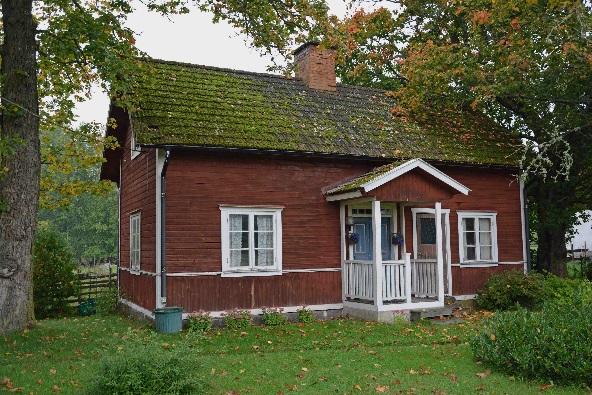 Ett med trägolv, två med plastmatta. Kamin av Marsö som är i mycket gott skick. Två rum som ej är inredda och används mer som förråd.
