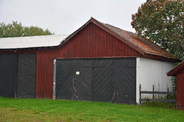 Byggnaden i stort behov av renovering, främst inomhus. Garage Garage i trä med tegeltak och gjutet golv.