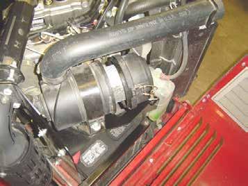 Underhåll av luftfiltersystemet SERVICE - MOTOR OBS: Undvik motorskada! Luftfiltret i motorn är nödvändigt vid användning av maskinen.