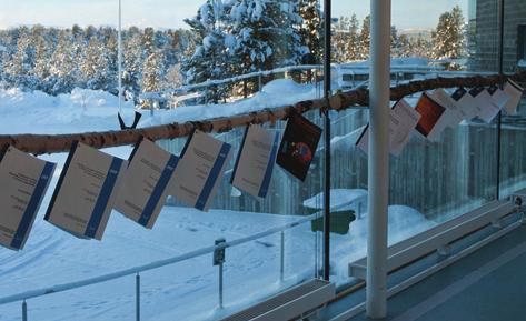 Institutets forskare har medverkat i drygt 110 expertgranskade artiklar per år i genomsnitt de senaste fem åren; bland dessa finns i snitt två doktorsavhandlingar per år (fig. 2.