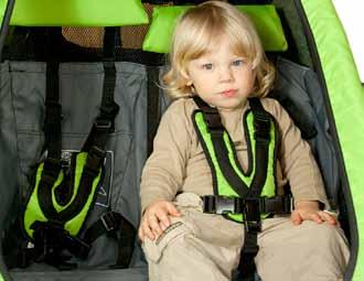 Använda Croozer Kid Sätta på och ta av säkerhetsbältet Transportera aldrig bebisar under 6 månader eller barn som inte kan sitta på egen hand i detta transportmedel utan att använda ett babyskydd.