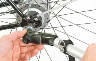 Använda Croozer Kid Koppla fast Croozer Kid på cykeln Kontrollera att tillverkaren av cykeln som drar cykelvagnen har godkänt cykeln i detta syfte.
