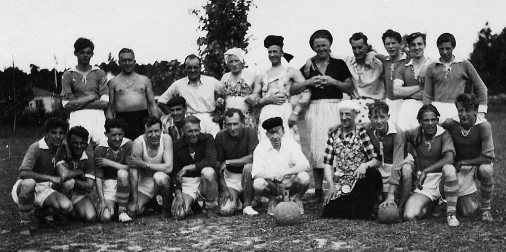 Västerhaninge gubblag Tradition på 1950-talet Här en upplaga av gubblaget Vi skymtar i övre raden bl.a. Arne Strååth, Kalle och Ingemar Ottoson och Sture Pysen Zederfeldt. Framför bl.a. Lasse Bengtsson, Rune Nilsson, Olle Nilsson, Svante Hallberg, Kalle Åkerberg, Bosse Bengtsson, Lennart Runeborg och Evert Åkerberg.
