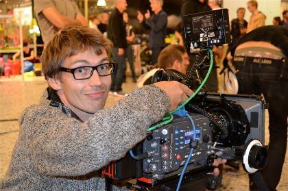 Andreas Wessberg, A-fotograf, ställer in rätt kameravinkel. Tittarna får hålla sig ett tag till innan de får se slutresultatet. Det kommer att ta ytterligare ett år innan filmerna är klara.