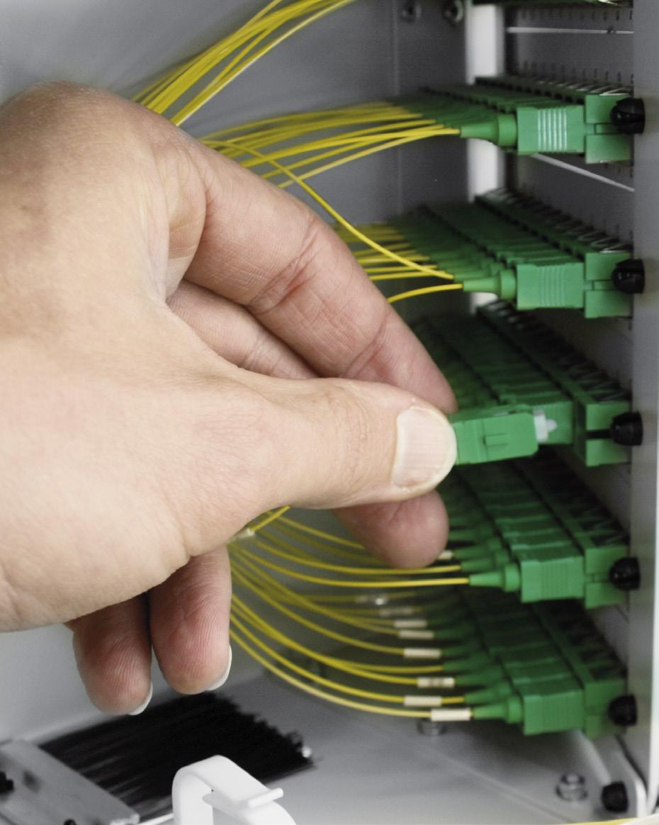 Slipning och fiberkontakter Det finns olika slipningar på ändytan och vanligast är PC slipning där ytan är lätt rundad och fibern kan mötas glas mot glas.