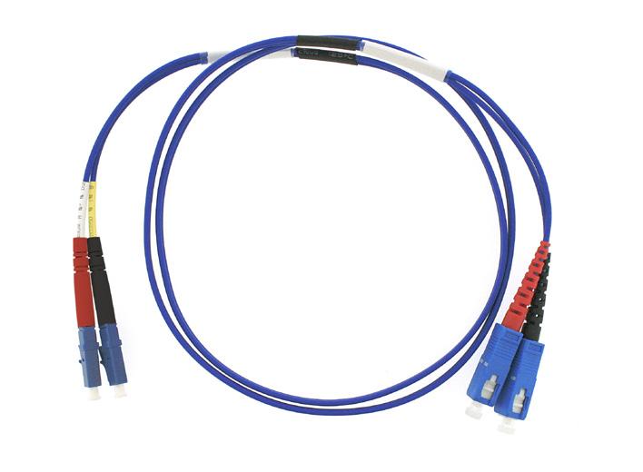 Fiberpatchkabel SM SC/APC, G657 duplex Duplex singelmode G657 fiberpatchkabel av hög kvalitet med SC/APC i båda ändar. Hög packningsgrad då kabeln endast bygger 2 mm.