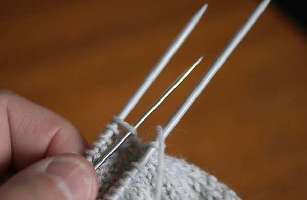 4. Stick nålen rätt i nästa maska på stickan, dra igenom tråden men låt maskan stanna