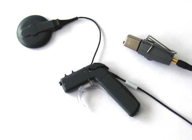Så här ansluts Receiver DT10 till MED-EL DUETT 1/ DUETT/ OPUS1/ TEMPO+ 1. Receiver DT10. MED-EL ljudprocessor med vinklat batteri 3. Oticon Amigo FM-CI adapter 4. Adaptersladd CI-40 5.