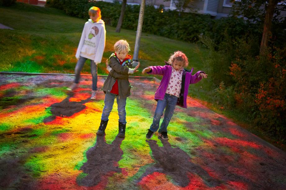 VAD GÖR ARKITEKTUR? Offentliga rum Utformningen av stadens gemensamma rum, kan genom gestaltning skapa bättre (eller sämre) förutsättningar för socialt samspel mellan människor.