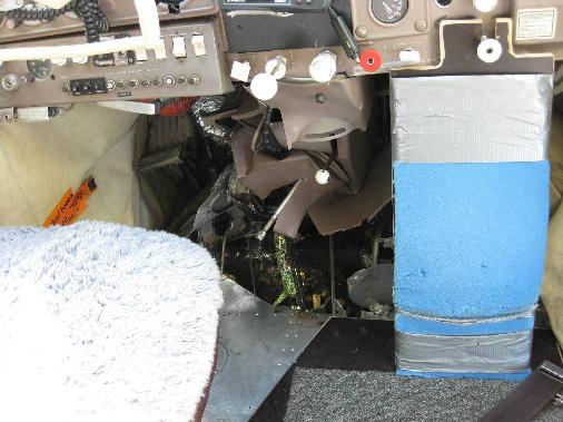 5 Skador på flygplanet Flygplanskroppen uppvisade strukturella skador på buken och golvet mellan brandskott och spant.