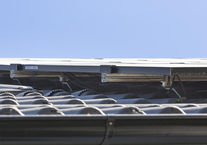 Eftersom solcellspanelen blir varm när den producerar el, behövs luftspalten för att hjälpa till att kyla ner samtidigt som den förhindrar den varma panelen att komma i kontakt med taket.