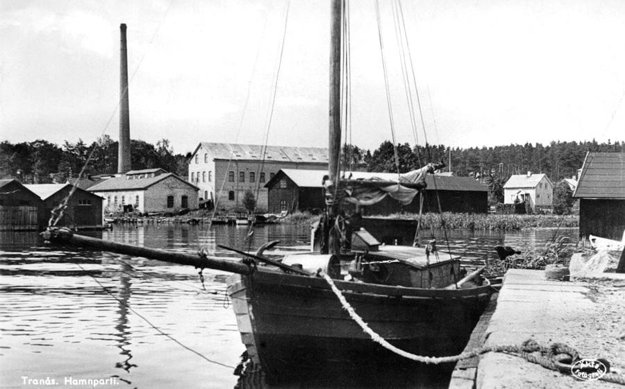 Tranås hamn Flygbild över Tranås hamn med Sjukhuset, Väveriet, Tranåsverken, Cementgjuteriet, Handelsträdgården, och längst upp till höger Tranås