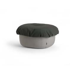 LISTA SVERIGE 2018 SOUFFLÉ OTTOMAN, MEDIUM B 850 D 720 H 420 S 420 CECILIE MANZ Helklädd i tyg med knapp Ø25 mm i natureller mörktbrunt läder.
