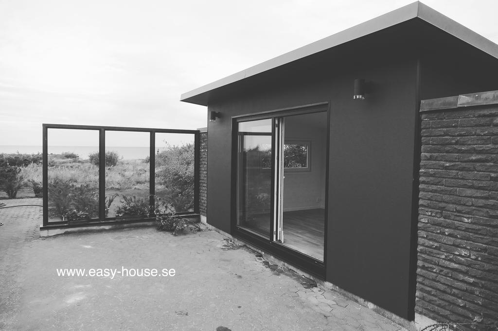 easy-house Attefallshus Moderna, underhållsfria och färdigt isolerade easy-house är ett smart koncept med attefallshus,friggebodar och fritidshus.