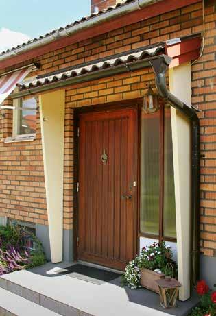 Husen har källare och garage och ligger vända med långsidan mot gatan. De har grå socklar och fasader av gult eller rött tegel. Ett fåtal hus har förskjutna huskroppar.
