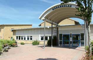 108 Skola och idrott Rådaskolan Rådaskolan började byggas 1951 och var realskola fram till 1971 då skolreformen slutligen genomfördes. 1961 byggdes en paviljong till lågskolan.