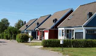 Garage med dubbla portar är belägna mellan samtliga hus. Husen i de södra delarna av kvarteret har fasader av vit kalksandsten.