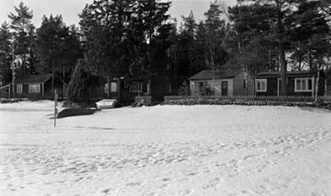 Fritidsstugor i Vita Sannar 1981.  Historik Skogsremsan mellan Vänern och Dalboslätten kallas Sjöskogen och har under flera hundra år utgjort hem för backstugusittare och torpare.
