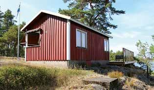 Fasaden mot Dalbosjön har fortfarande kvar mycket av en äldre karaktär. Stugan har därtill välbevarade fönster och en sannolikt ursprunglig ytterdörr.