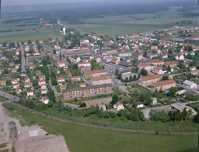 16 Melleruds historia Vy över Mellerud mot väster, 1978. Torget i mitten är Österrådaplan. Fotograf okänd. Foto : Vänersborgs Museum. norr och söder om järnvägssamhället.