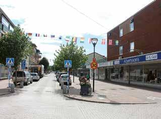 Där finns kommunhuset och flera bankkontor, en kyrka, butiker, restauranger, livsmedelsaffärer och ett systembolag.