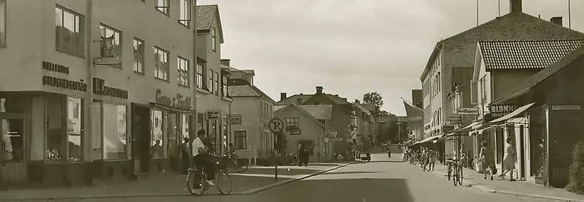 Ett som utgörs av fotspår i Storgatans trottoar gjordes år 2005 till minne av Melleruds flyktingmottagande av judiska barn efter Kristallnatten 1938.