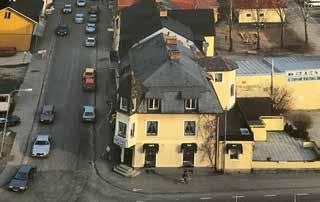På tomten med mycket stora lövträd står en villa i 1½ plan med brutet tak. Ritningarna från 1922 signerades av C. A.