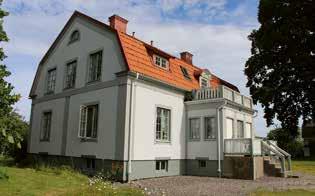 Med sina ljusa kulörer och småspröjsade fönster är byggnaden ett mycket gott exempel på 1920-talets villabebyggelse i sten.