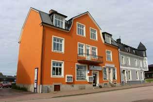 36 Handelssamhället Vågen 2 Äldre affärs- och bostadshus som delvis klarade sig under bränderna 1915 men som byggdes om därefter. Sockel i slät betong med små fönster av glasbetong.