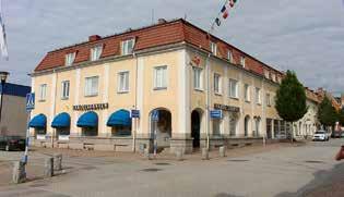 Huset ligger på Storgatan, nära landsvägen, Värdshuset och gamla apoteket. På baksidan finns tillbyggnader från olika tidsperioder.