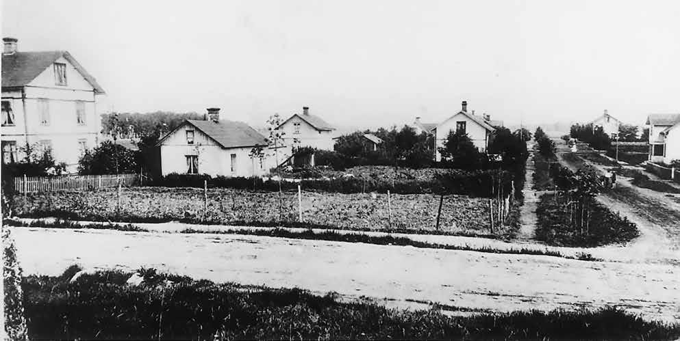 Kulturhistorisk byggnadsinventering nr 54 Melleruds tätort med närområdet mot Vänern 39 Stationssamhället Korsningen mellan Storgatan och Skolgatan.