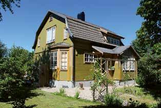 64 Stationssamhället Ängen 4. Ängen 4 Huset ligger intill Kyrkogatan i Melleruds norra del. Trädgården rymmer gott om stora fruktträd, syrén och lönnhäckar och kantas av stora lindar mot vägen.