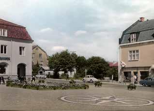 68 Platser och torg Köpmantorget med fontänen, sannolikt 1950-tal. Fotograf okänd. Handkolorerat foto, Vänersborgs Museum. Österrådaplan, vy mot väster. Sannolikt 1960-tal. Fotograf okänd. Foto : Vänersborgs Museum.